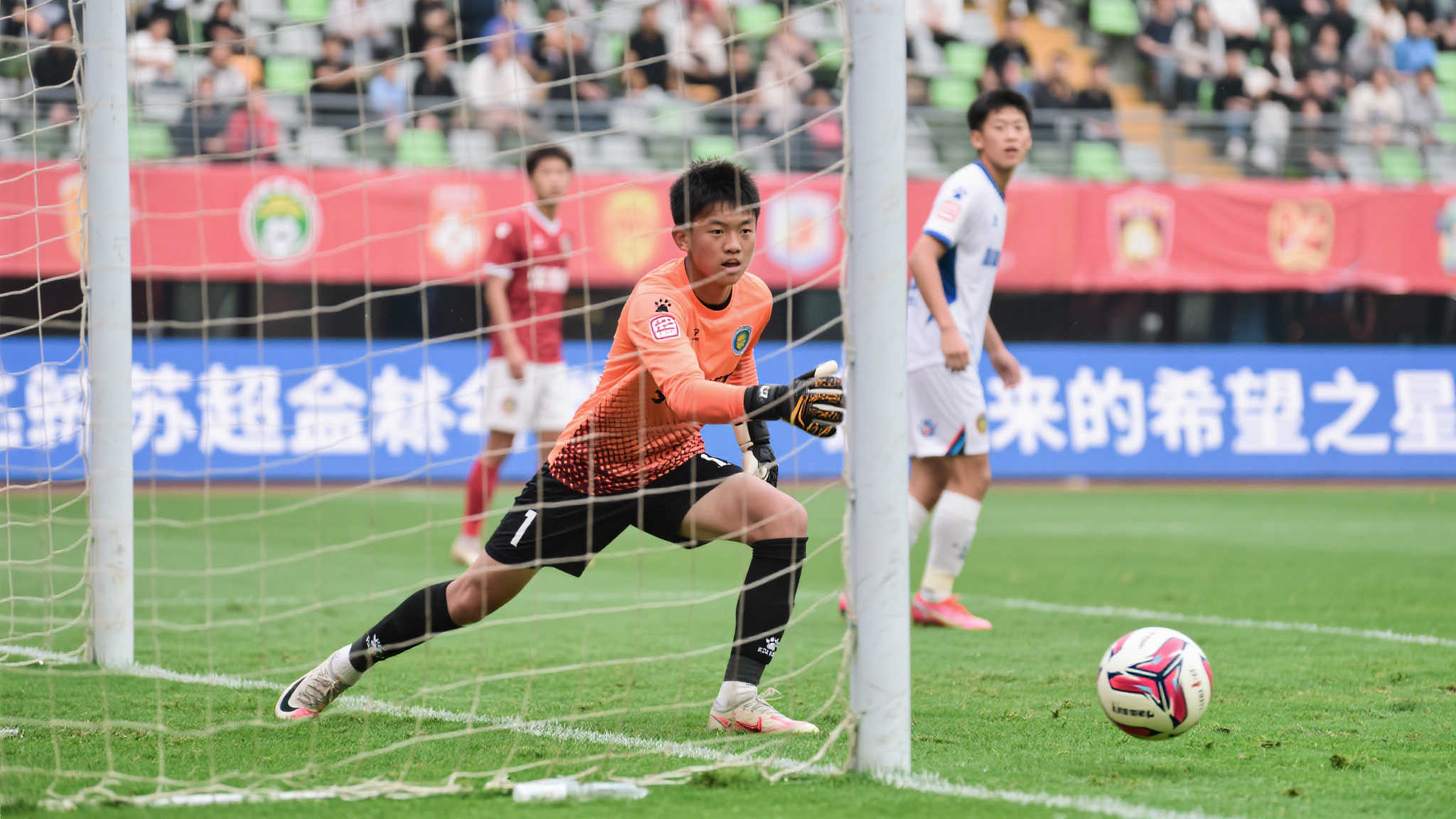 青春无敌！盐城队门将严子航：高二学子闪耀苏超赛场