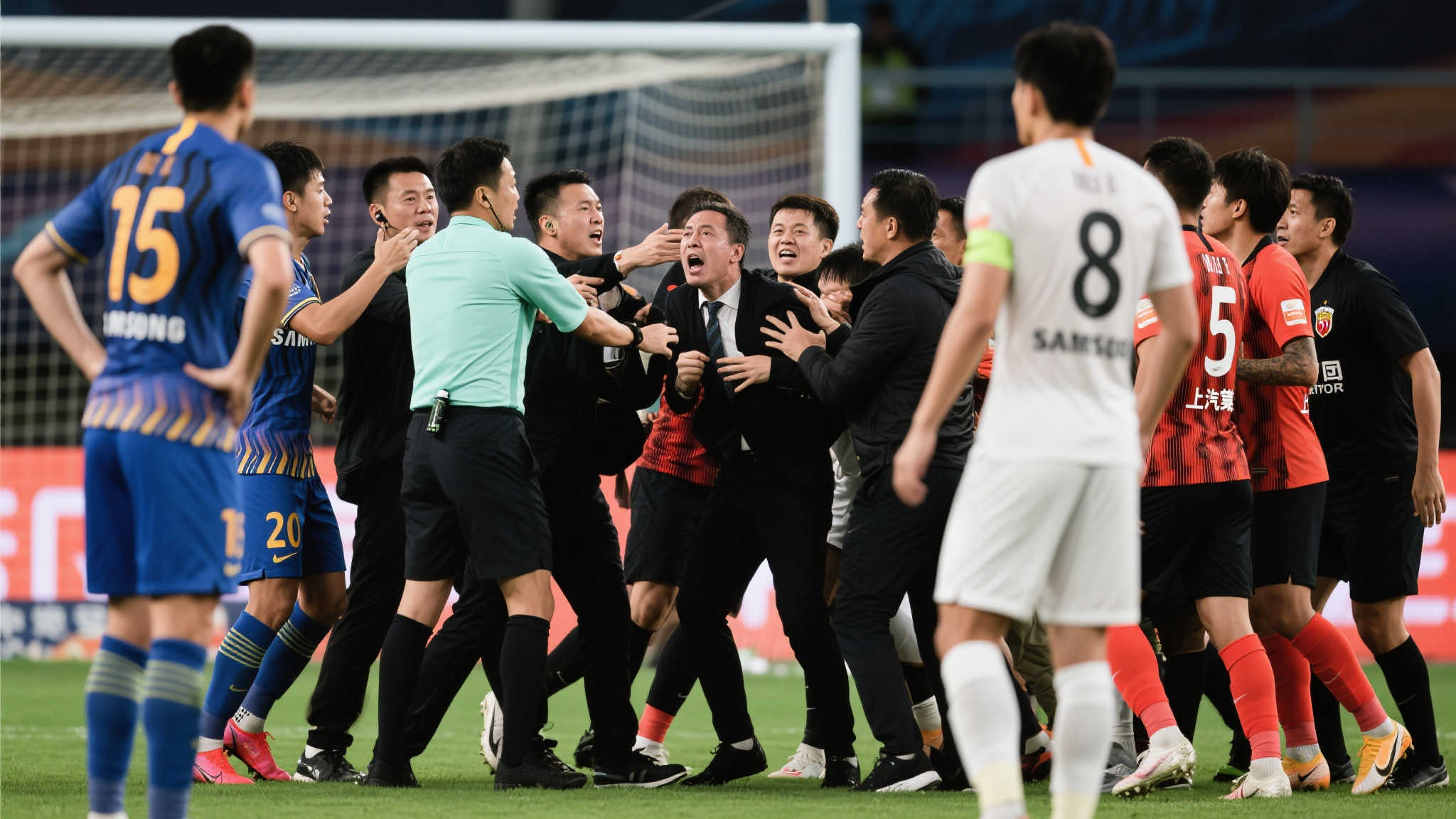 上海德比火药味十足！于汉超赛后冲场怒怼李帅挑衅